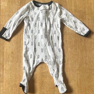 Cloud Island White and Black Arrow Footie